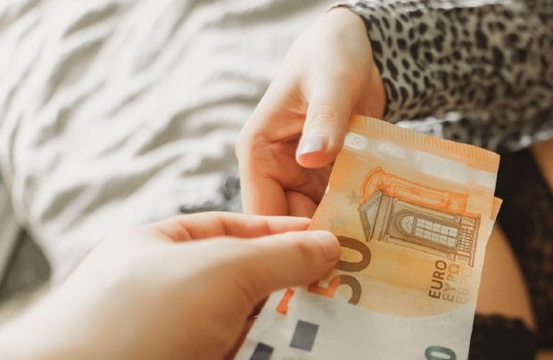 O româncă l-a convins pe directorul unei companii din Elveția să fure pentru ea aproape un milion de euro
