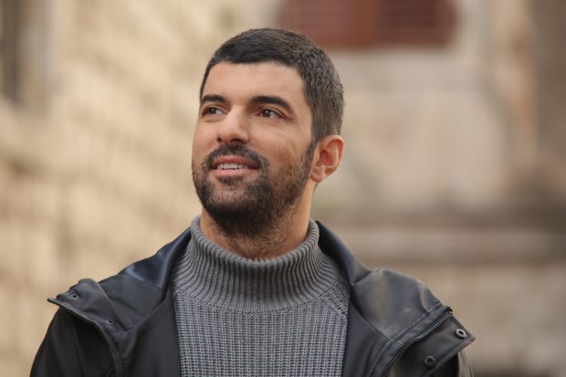 Cine este Engin Akyurek, actorul principal din filmul „Fiica ambasadorului”. Detalii neștiute au ieșit acum la iveală
