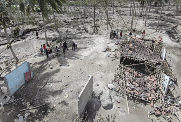 Crește bilanțul victimelor erupției vulcanului Semeru din Indonezia. Operațiunile de căutare continuă