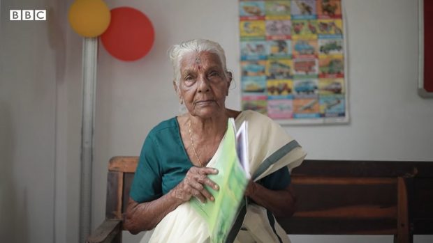 O femeie din India a învățat să scrie și să citească la 104 ani