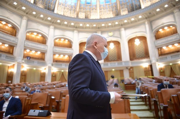 „Vânătorul de CV-uri ale politicienilor” spune că i se propun funcții doar pentru a i se închide gura