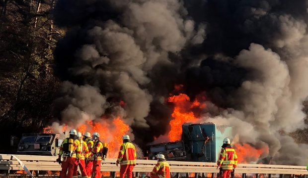 VIDEO | Convoi militar american în flăcări, în Germania. Un transportor plin cu soldați, lovit de un camion: un mort și 8 răniți