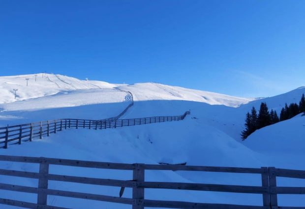 Sezonul de schi în Sinaia se deschide parțial de miercuri. Care sunt prețurile