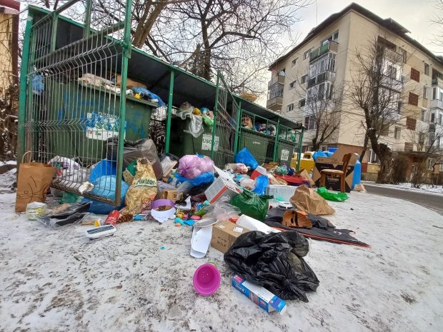Baia Mare, îngropată în gunoaie, în ajunul Crăciunului, după ce primăria nu a plătit facturile către firma de salubritate