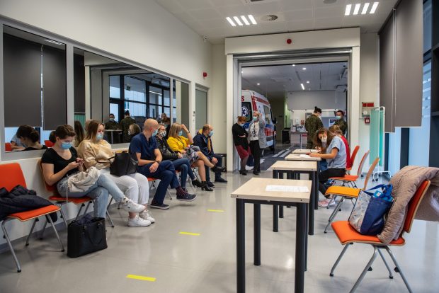 Vaccinare obligatorie în Polonia pentru anumite categorii profesionare, din martie