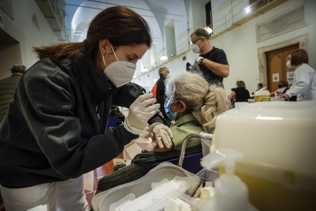 Directorul Pfizer: Oamenii vor trebui să se vaccineze anual împotriva COVID