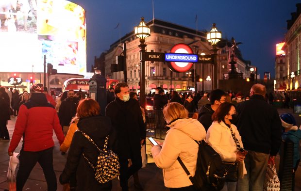 Pentru prima dată de la începutul pandemiei, Marea Britanie a raportat peste 100.000 de cazuri zilnice COVID