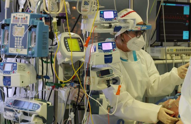 Studiu: Riscul de a ajunge la ATI, după infectarea cu Omicron, este mai mic cu 74% faţă de infectarea cu Delta