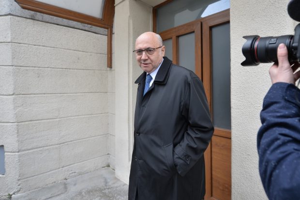 Medicul Irinel Popescu, trimis în judecată pentru că ar fi încercat să dea șpagă 100.000 de euro procurorilor DNA