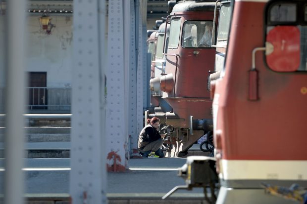 Angajații CFR protestează în fața Ministerului Transporturilor. Care sunt revendicările sindicaliștilor