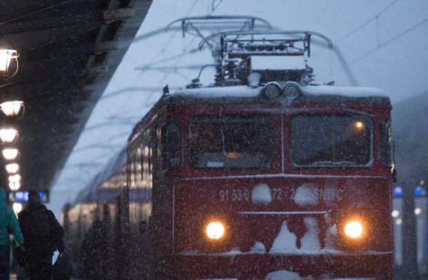 Un adolescent din Vrancea a murit electrocutat, după ce s-a urcat pe un vagon de tren
