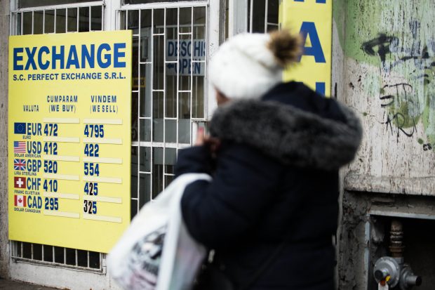 Inflația va crește la aproape 6% anul viitor, estimează analiștii financiari. La cât va ajunge cursul euro/leu