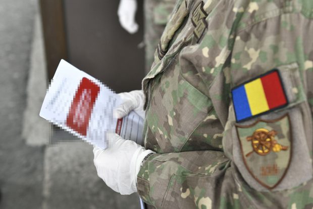 Cum era spionată o judecătoare din București de soțul ei, colonel de armată. Pus în fața dovezii, bărbatul a început să o lovească: „Te omor acum, cât mai pot”