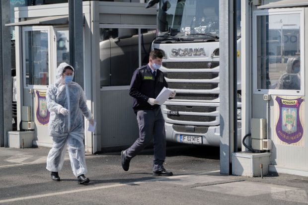 O bucureşteancă cu COVID a fost prinsă la graniţă, după ce a călătorit în străinătate, deşi trebuia să stea în izolare