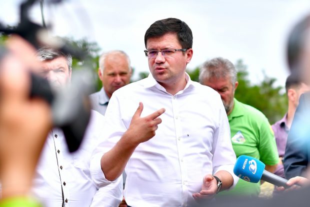 Fostul ministru Costel Alexe a fost trimis în judecată de DNA în dosarul în care e acuzat că a luat mită tone de tablă