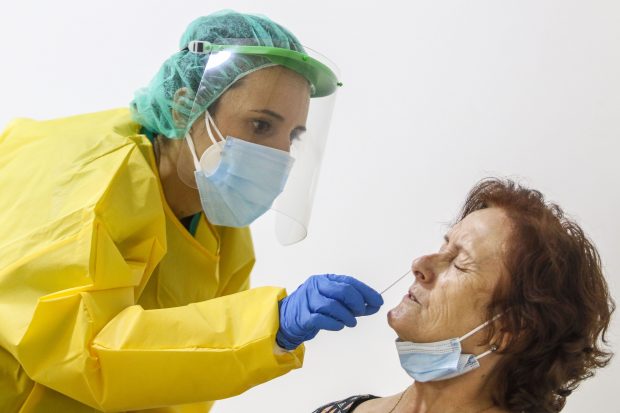 Testarea pentru COVID ar urma să fie gratuită, în cabinetul medicului de familie