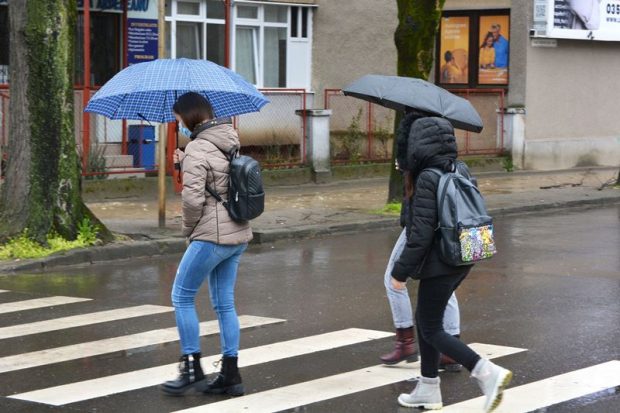 Precipitații, vânt și polei până marți dimineață. Cod galben de ninsori în zona montană și de polei în București și în opt județe