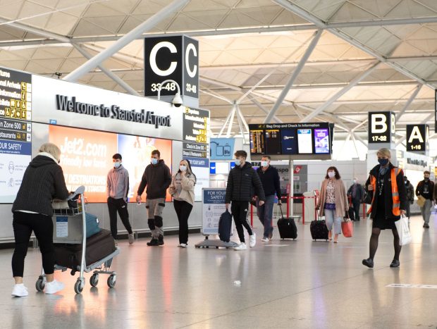 Românii blocați pe Aeroportul Stansted, după ce primul zbor Londra – Baia Mare a fost anulat, sunt trimiși la Budapesta