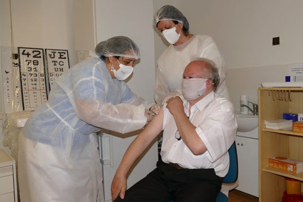 Cum își propune țara cu cea mai mare rată de infectare cu COVID din lume să impulsioneze vaccinarea