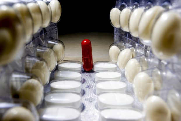 Studiu: Românii continuă să se trateze cu antibiotice pentru durerile dentare, de gât, răceală și gripă