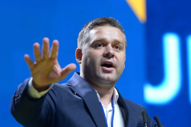 Primarul Ciucu se plânge că premierul Ciucă nu „prea” răspunde la telefon: Trebuie să frec anumite clanţe pentru a primi sprijin?