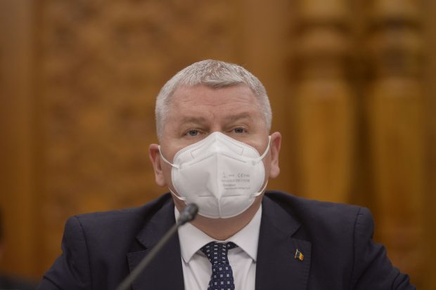 Ministrul Florin Roman, ironizat: „A găsit cartea”. Pe care