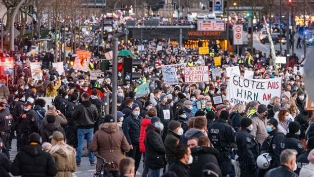 Mii de oameni au protestat în Germania față de măsurile anti-COVID-19. Călătorii care vin din Marea Britanie intră în carantină