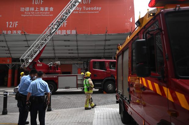 Aproximativ 150 de persoane, blocate pe acoperișul World Trade Center din Hong Kong, din cauza unui incendiu