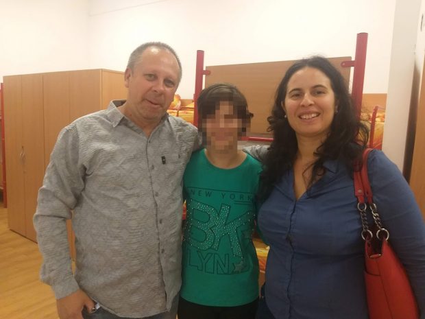 O tânără dintr-un centru de plasament nu a fost lăsată de Crăciun la nașii ei, pentru că „nu există documente care să arate relația de atașament”. Fata le scrie zilnic „Vă iubesc”