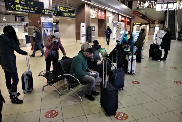 Un bărbat confirmat cu COVID a venit cu avionul de la Londra la Suceava, unde a încercat să evite triajul epidemiologic