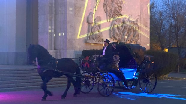 Un nou târg de Crăciun, deschis în București, la Opera Națională. Plimbări cu trăsura și un patinoar uriaș, printre principalele atracții