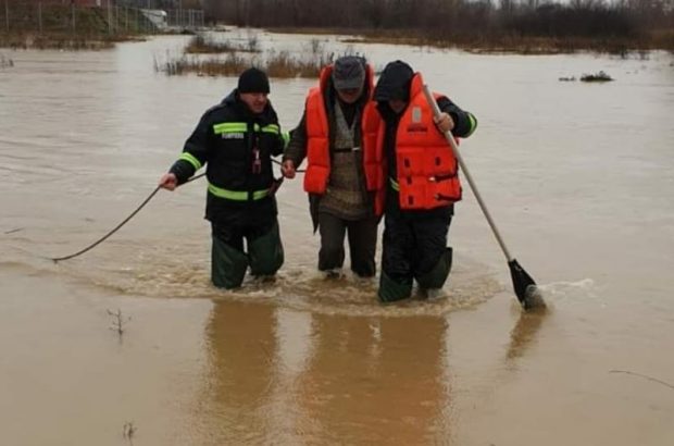 Inundații și ploi torențiale în mai multe județe. Care sunt zonele în care a fost nevoie de intervenția pompierilor