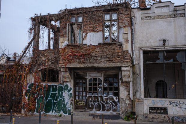 Bucureștiul care se prăbușește. Zeci de clădiri istorice de pe străzile Berzei și Buzești arată ca după bombardament: „Stăm aici până cade totul”