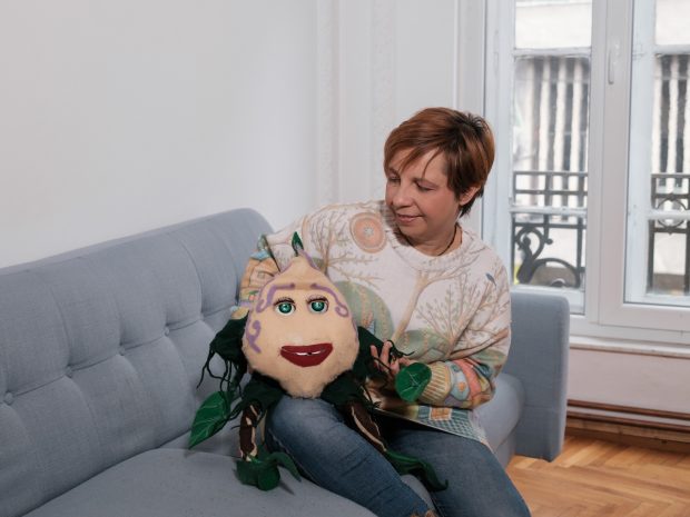 Teatru pentru ochi închiși și glasuri mute. O artistă-păpușar a creat primul spectacol pentru copiii cu dizabilități: „Noi facem apel la părinți să-i lase pe scenă, dacă vor”