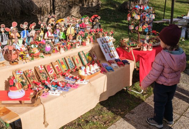 Muzeul Satului e în sărbătoare. Târg special de Crăciun cu cadouri tradiționale, dar și cozonaci, murături sau zacuscă