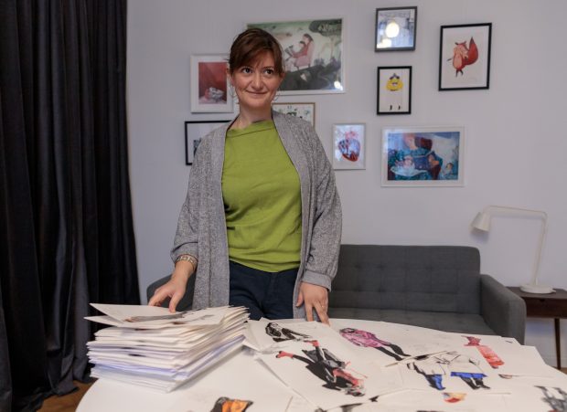 INTERVIU. Artista care a desenat câte o femeie din București în fiecare zi din 2021: „A trebuit să se alinieze multe planete ca să fac proiectul”