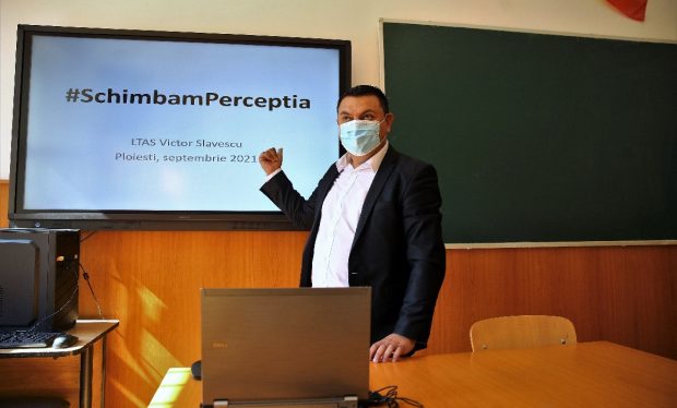 12 reguli pentru nota 10 fixate de un profesor de economie din Ploiești elevilor lui: la ore se vine doar la cămașă, telefoanele se lasă în găleată