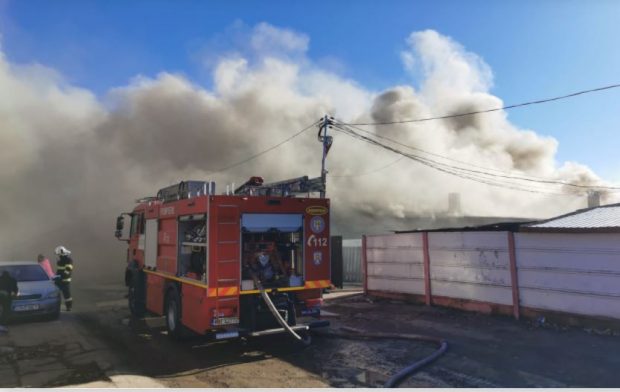 Incendiu de proporții la mai multe barăci din Constanţa. Un bărbat a ajuns la spital