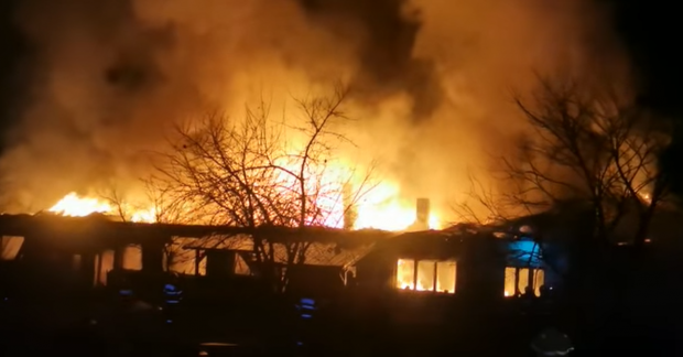 Incendiu violent în Harghita: 30 de persoane au scăpat din casele mistuite de flăcări și își vor petrece noaptea la rude sau vecini