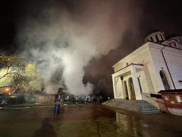 Incendiu de proporții în curtea bisericii Teiul Doamnei Ghica