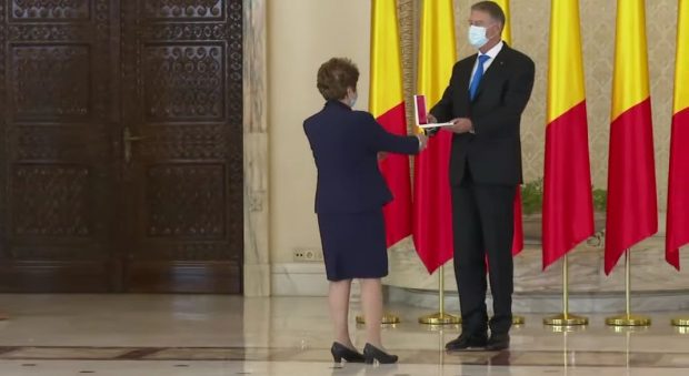 De Ziua Națională, Iohannis a decorat zeci de cadre medicale și profesori implicați în lupta cu COVID