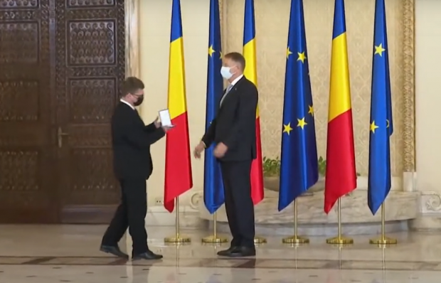 Klaus Iohannis a decorat mai mulți voluntari din echipele de prim ajutor în situații de urgență: „România va deveni țara pe care ne-o dorim”