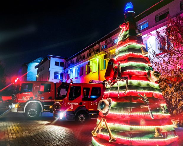 Pompierii din Alba au decorat bradul de Crăciun cu cele mai utilizate echipamente folosite de salvatori