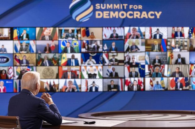 SUA promit susținerea presei libere în lume la un summit al democrației unde Rusia, China și Ungaria nu au primit invitație