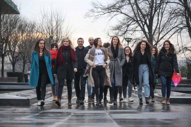 Oficiali din poliție și interlopi și-au dat mâna ca să intimideze jurnaliștii de investigație sârbi de la KRIK: le-au deschis 10 procese