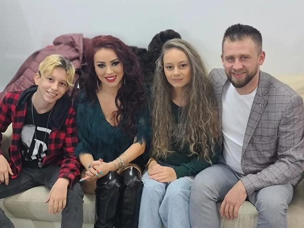 Reacția fiului Larisei Drăgulescu, după ce a aflat că mama lui activează pe site-urile pentru adulți: „Nu am mai fi dus-o la fel de bine”