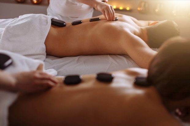 Masaj de terapie in cuplu: Cum să petreci clipe de calitate cu persoana iubită