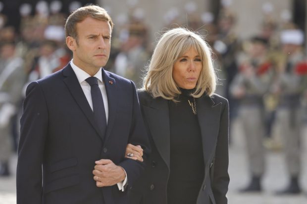 Soția lui Emmanuel Macron îi dă în judecată pe cei care au răspândit zvonurile că s-ar fi născut bărbat