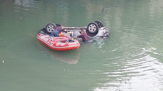 O mașină a căzut în râul Dâmbovița în zona Podului Ciurel. Un bărbat a fost găsit inconștient