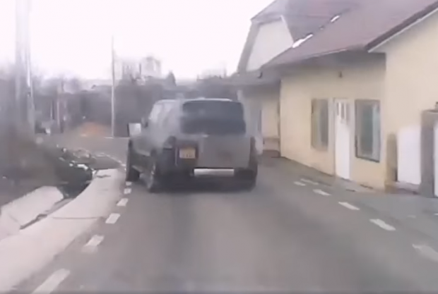 Urmărire ca în filme, în Suceava. O mașină a fost oprită cu focuri de armă, de polițiști: „Toată nebunia, pentru lipsa RCA și ITP”